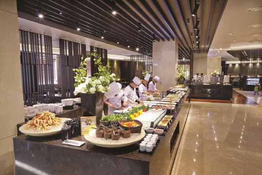 건국대법인이 운영하는 서울시 광진구에 위치한 더 클래식 500 펜타즈 호텔(사장 박동현)이 개학 시즌을 맞아 3월 1일부터 31일까지 한 달간 '신학기 입학 축하 프로모션'을 운영한다.입학을 기념하기 위해 평일 프리미엄 뷔페 라구뜨를 방문하는 4인 이상 고객 중 입학생 1인은 무료로 식사를 즐길 수 있다. 더 클래식 펜타즈 호텔 제공